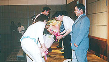 恩師への花束贈呈